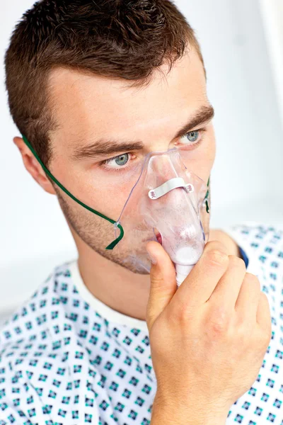 Poważny mężczyzna pacjenta z maską, patrząc z boku — Zdjęcie stockowe