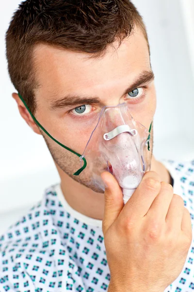 Пациент с гриппом в маске и смотрит в камеру — стоковое фото
