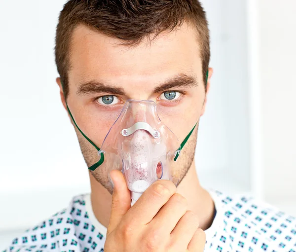 Mannelijke knappe patiënt dragen van een masker — Stockfoto
