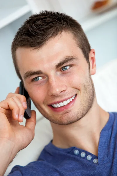 Όμορφος νεαρός άνδρας, που μιλάει στο τηλέφωνο — Φωτογραφία Αρχείου