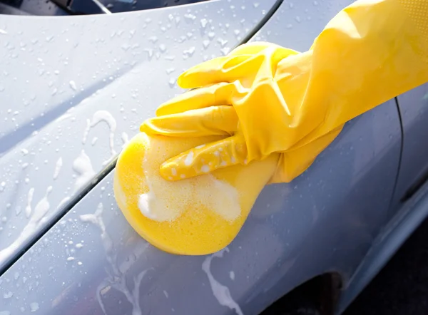 Mujer limpiando un coche — Foto de Stock