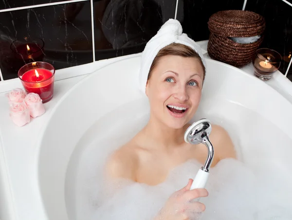Bella donna che canta mentre fa il bagno — Foto Stock