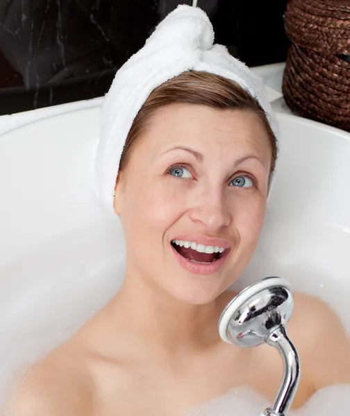 Vrolijke jonge vrouw met een bad — Stockfoto
