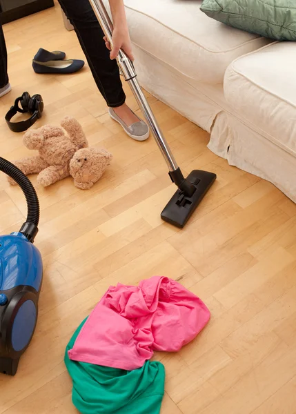 Žena čištění obývací pokoj — Stock fotografie