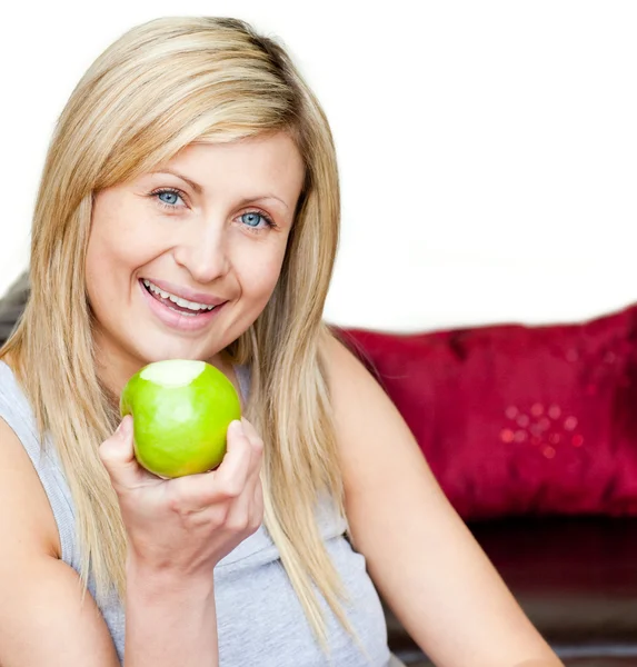Радісна жінка їсть яблуко — стокове фото