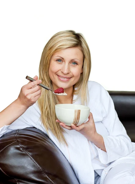 Γοητευτική γυναίκα τρώει δημητριακά στον καναπέ — Φωτογραφία Αρχείου
