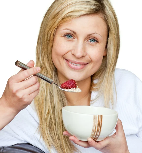 Retrato de uma mulher bonita comendo comida saudável — Fotografia de Stock