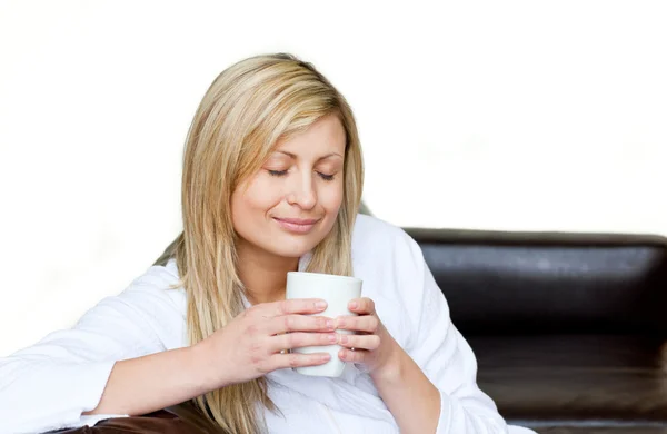 편안한 여자는 그녀의 커피를 즐길 수 — 스톡 사진