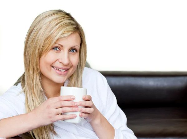 Mulher autoconfiante segurando uma xícara de café — Fotografia de Stock