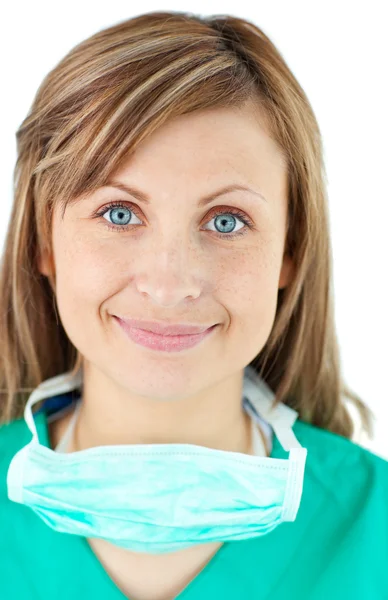 Lachende vrouw chirurg kijken naar de camera — Stockfoto