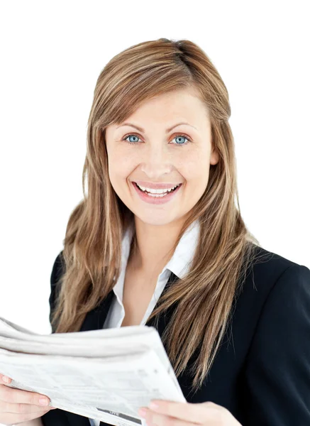 Vrolijke zakenvrouw lezen van een krant — Stockfoto