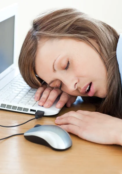 Молодая деловая женщина спит на клавиатуре — стоковое фото