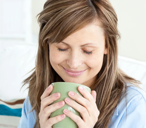 Relaxado mulher desfrutar de seu café — Fotografia de Stock
