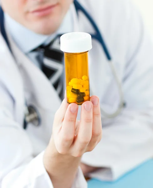 Jovem médico segurando pílulas — Fotografia de Stock