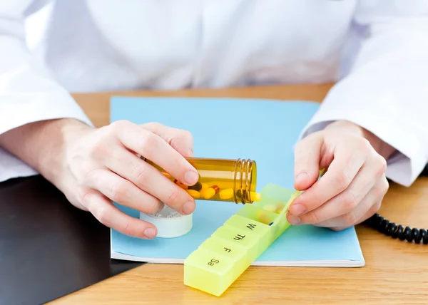 Nahaufnahme eines Arztes, der einem Patienten Tabletten verabreicht — Stockfoto