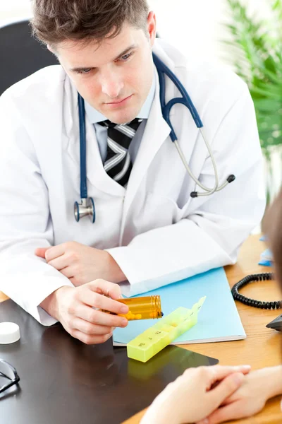 Assertivo medico maschio dando pillole per il suo paziente — Foto Stock