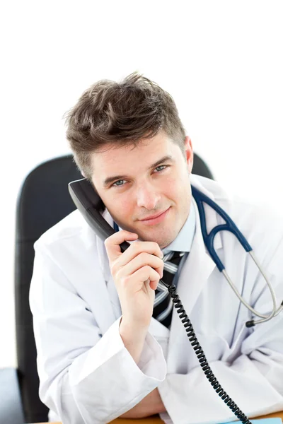 Schöner männlicher Arzt telefoniert — Stockfoto