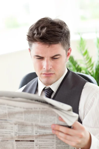 Hombre de negocios concentrado leyendo un periódico — Foto de Stock