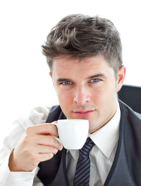 Привлекательный бизнесмен пьет кофе — стоковое фото