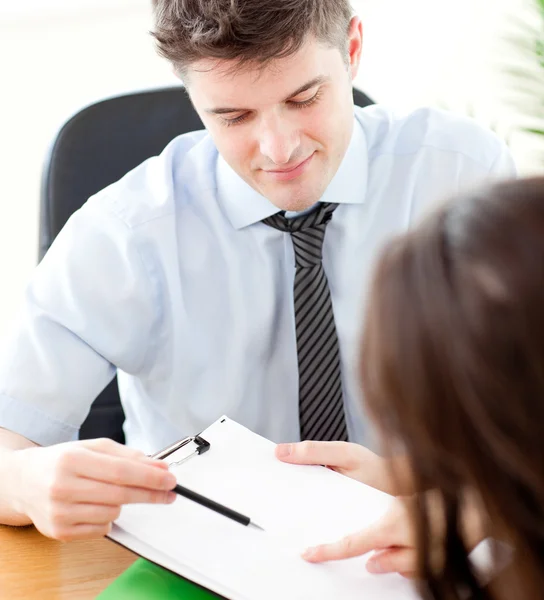 Assertivo empresário mostrando um contrato com um cliente — Fotografia de Stock