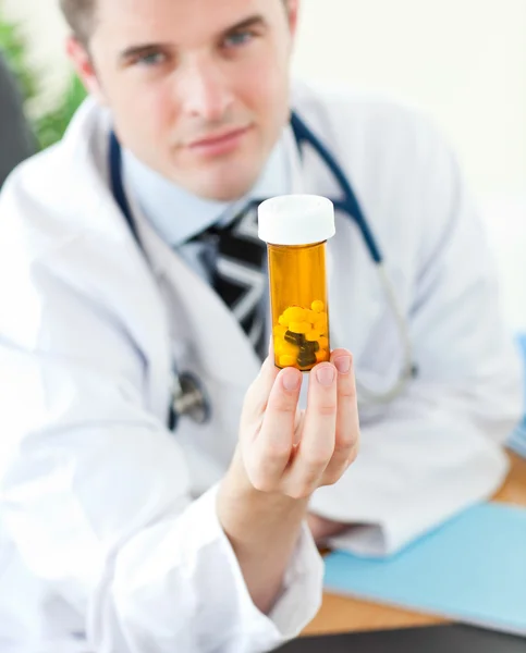Läkare anläggning piller — Stockfoto