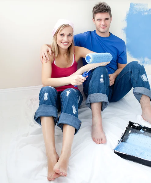 Affectionate couple painting together a room — Stock Photo, Image
