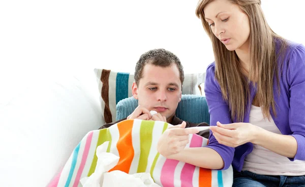Femme attentionnée vérifier la température de son petit ami malade avec un — Photo