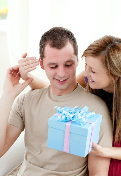 Femme souriante donnant un cadeau à son petit ami — Photo