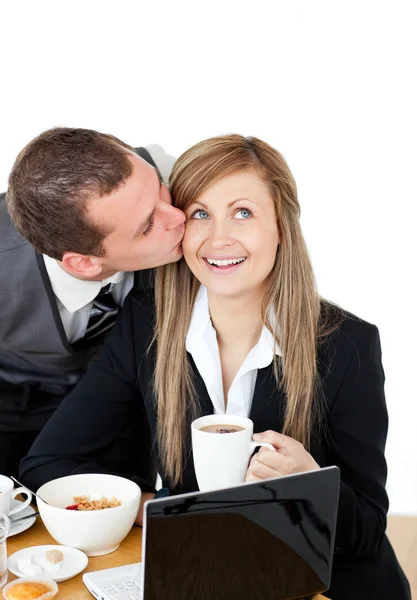 Привлекательный бизнесмен целует свою яркую подружку — стоковое фото