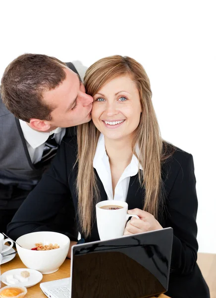 Молодой бизнесмен целует свою восторженную девушку — стоковое фото