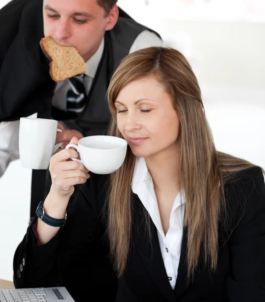 Pretty businesswoman enjoy her coffee in the morning — Stock Photo, Image