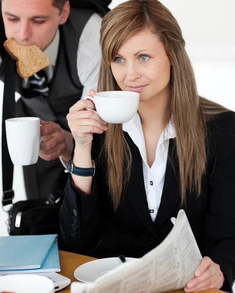 Mooie businesswomand drinken koffie terwijl haar echtgenoot hurr — Stockfoto