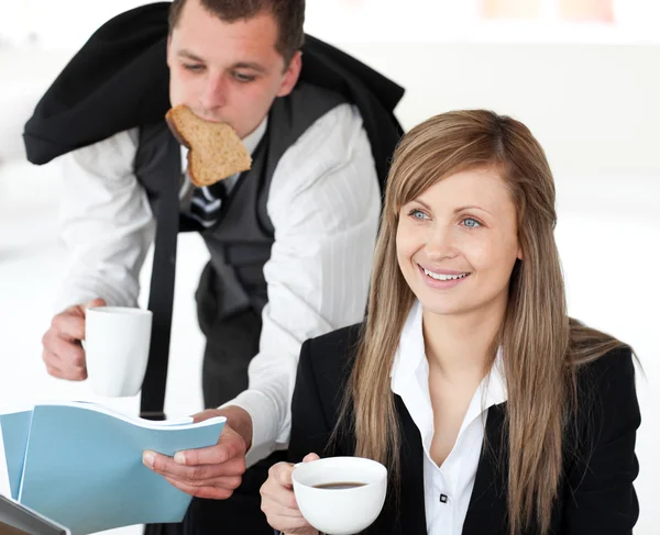 Biznesmen pośpiechu podczas jego dziewczyna pić kawę — Zdjęcie stockowe