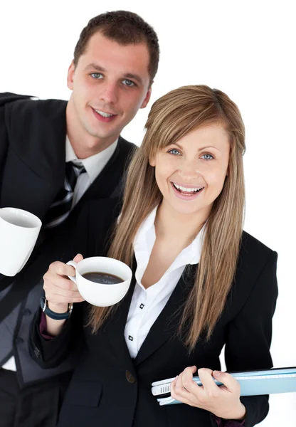 Feliz pareja de negocios sosteniendo un golpe sonriendo a la cámara —  Fotos de Stock