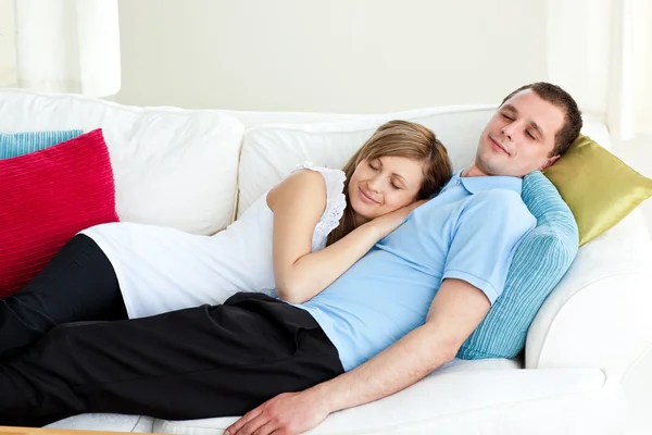 Amare coppia dormire sdraiato su un divano — Foto Stock