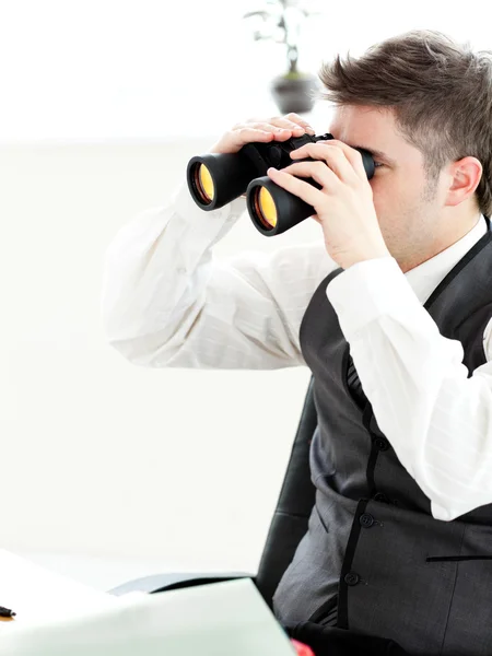 双眼鏡イゾラを通じて探している青年実業家のクローズ アップ — ストック写真