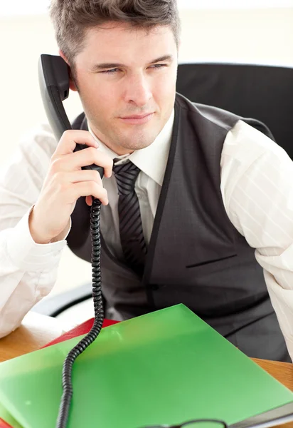 Empresário autoconfiante falando ao telefone no escritório — Fotografia de Stock