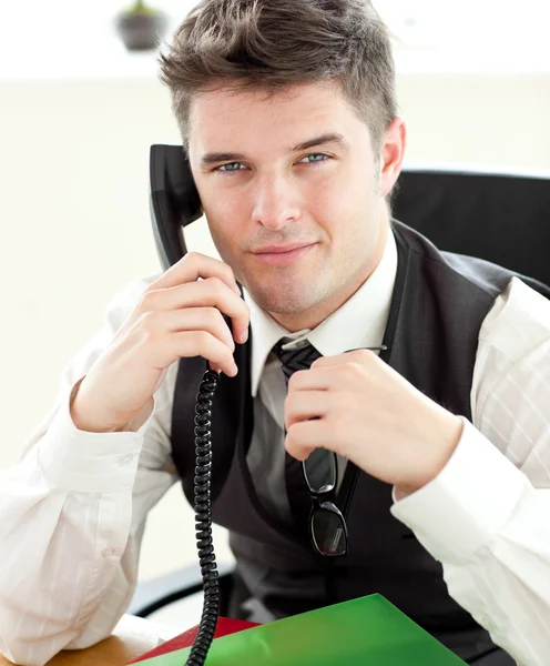 Pozorný podnikatel mluví telefonu při pohledu na fotoaparát — Stock fotografie