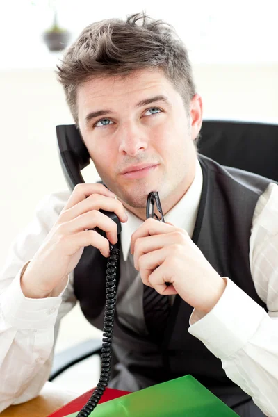 Задумчивый бизнесмен разговаривает по телефону — стоковое фото