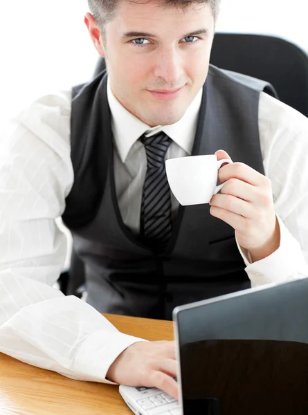 Jolly joven empresario mirando a la cámara sosteniendo un café — Foto de Stock