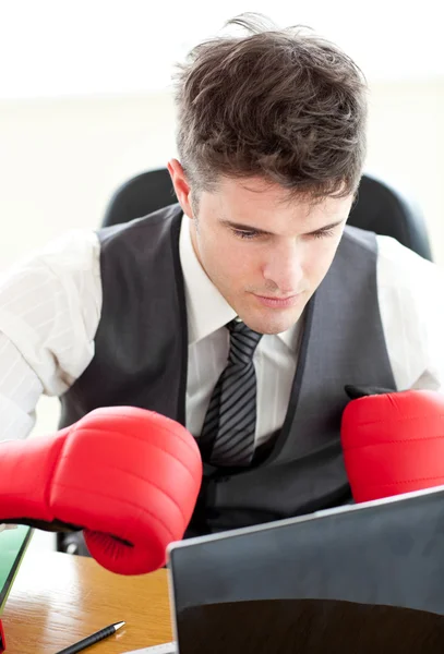 Ambizioso uomo d'affari che indossa guanti da boxe in ufficio — Foto Stock