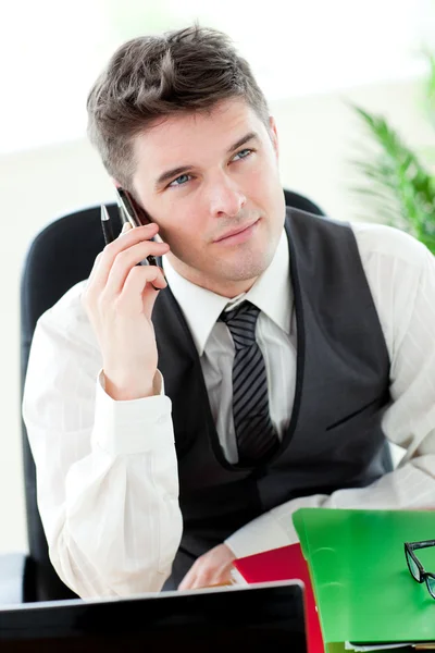 Усміхнений молодий бізнесмен говорить по телефону — стокове фото