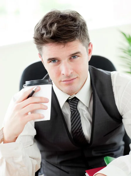 Portrét jistý podnikatel holing šálek od kávy v — Stock fotografie