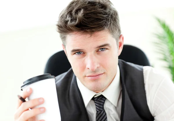 Empresário sério bebendo café no escritório — Fotografia de Stock