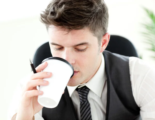 Jonge zakenman die koffie drinkt op kantoor — Stockfoto