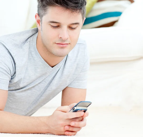 Концентрований чоловік пише повідомлення зі своїм мобільним телефоном — стокове фото