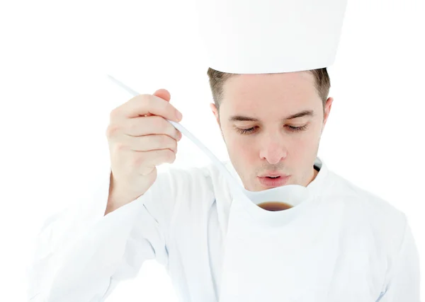 Cozinheiro sério degustando uma sopa — Fotografia de Stock