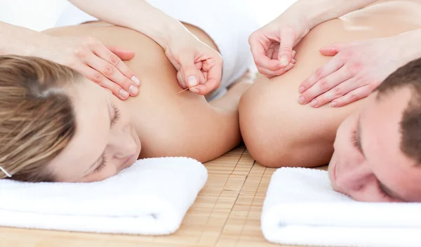 Bir akupunktur tedavisi rahat Çift — Stok fotoğraf