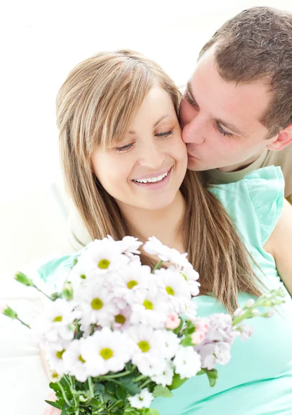 Kärleksfull man ger en bukett blommor till sin flickvän — Stockfoto
