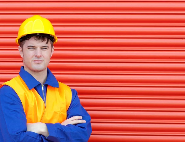Ung arbetstagare bära en hardhat — Stockfoto
